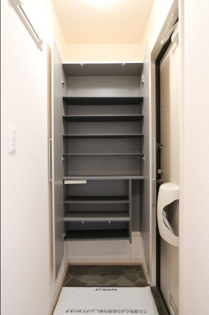 クレエ B棟の玄関写真