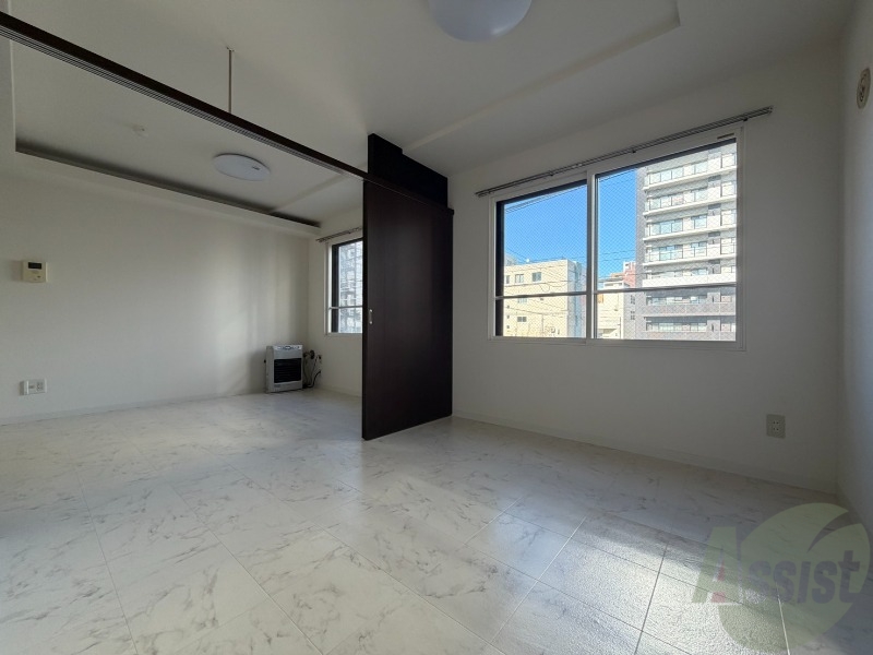 その他部屋・スペース　こちらのお部屋は光が差し込む、温かみのあるお部屋です。