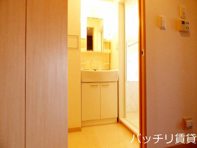 洗面設備　画像は別号室イメージの為、現況を優先いたします。