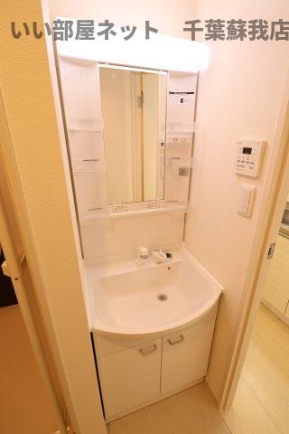 洗面設備　デザインだけでなく、収納力も◎洗面台もスッキリ♪