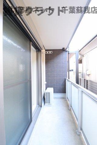 バルコニー　陽が出ている時間はポカポカ気持ちよく過ごせそうですね♪