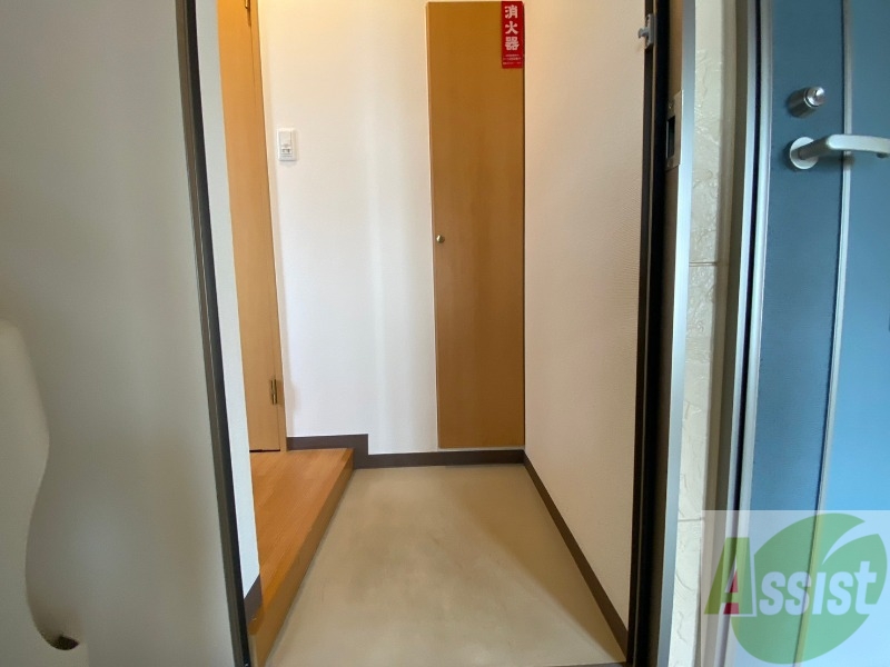 玄関　玄関です。すぐ広いリビングにつながっています。