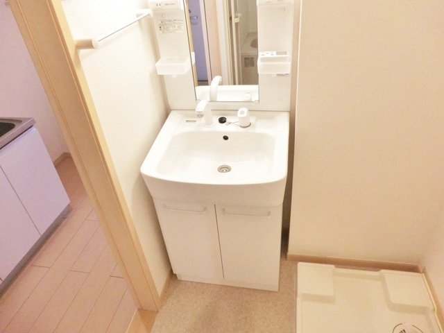 洗面設備　★シャワー水栓型洗面台＆室内洗濯機置場あり★