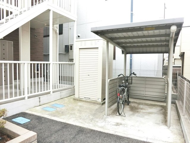 エントランス　★敷地内に屋根付き駐輪場を完備しています。★
