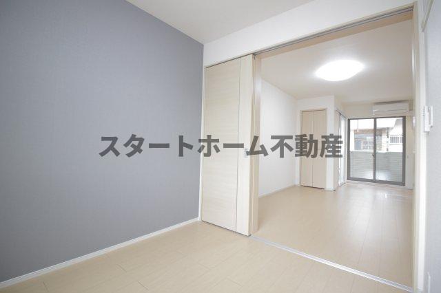 その他部屋・スペース　落ち着いた色調の寝室です