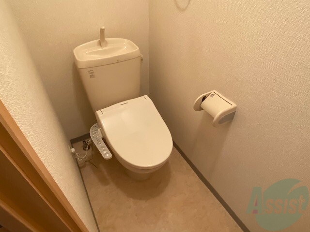 トイレ　温水洗浄便座付きですので安心してお使いいただけます