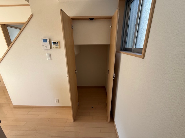 収納　階段下収納