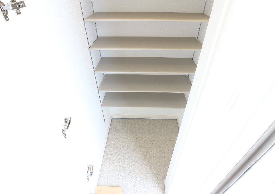 収納　２階のキッチンパネルはシックでカッコいい◎