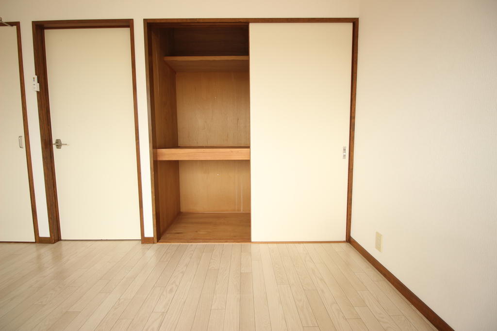 収納　洋室に設備の収納です！
