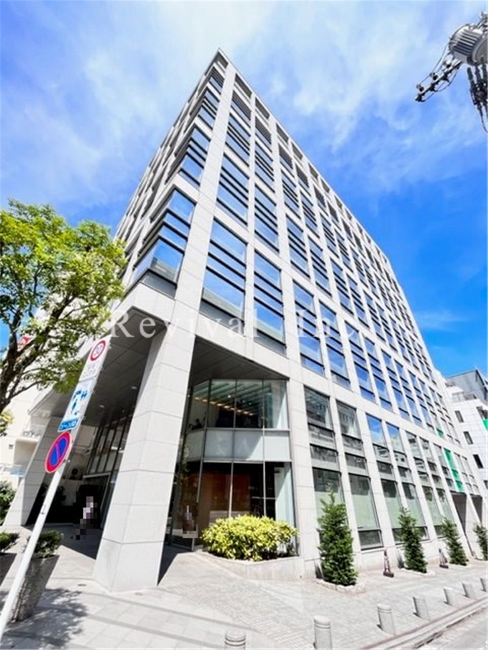 建物外観　お洒落なガラス張りの外観が目を引きますね