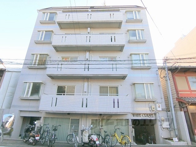 【京都市下京区西新屋敷太夫町のマンションの建物外観】