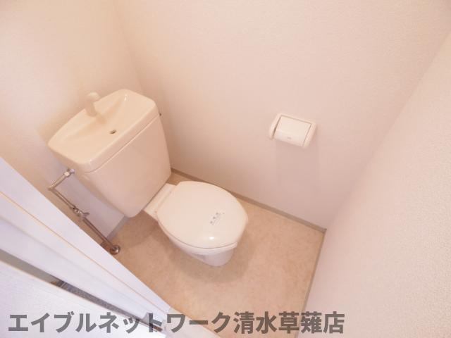 トイレ　落ち着いた色調のトイレです