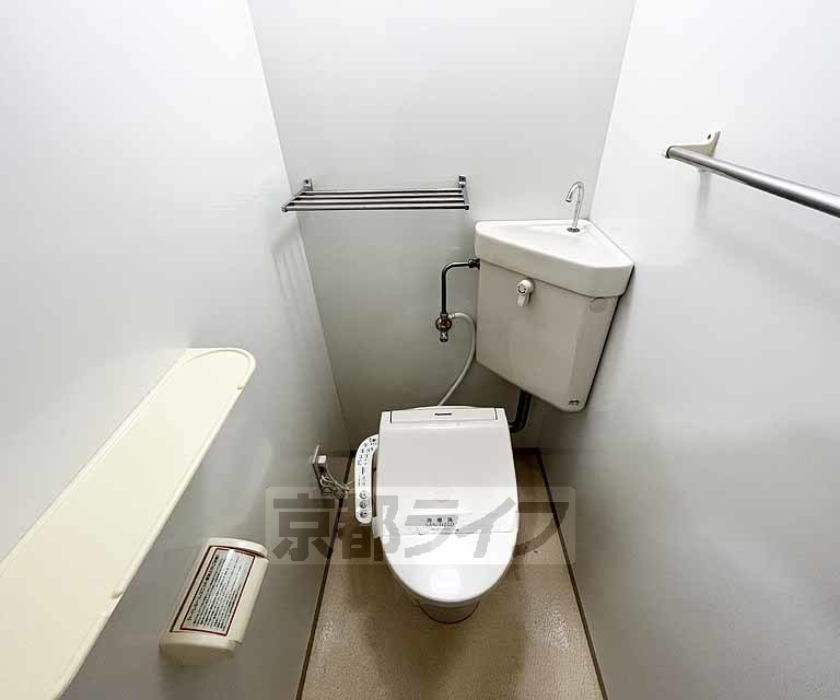 トイレ　ウォシュレット付が嬉しいですね。