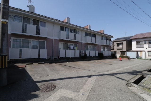 駐車場　駐車場があるので、車を買う予定の方も安心です