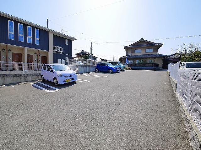 【生駒市小平尾町のアパートの駐車場】