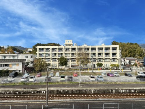 【高知市旭町のマンションの小学校】