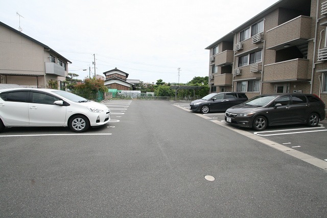 【レジーナの駐車場】