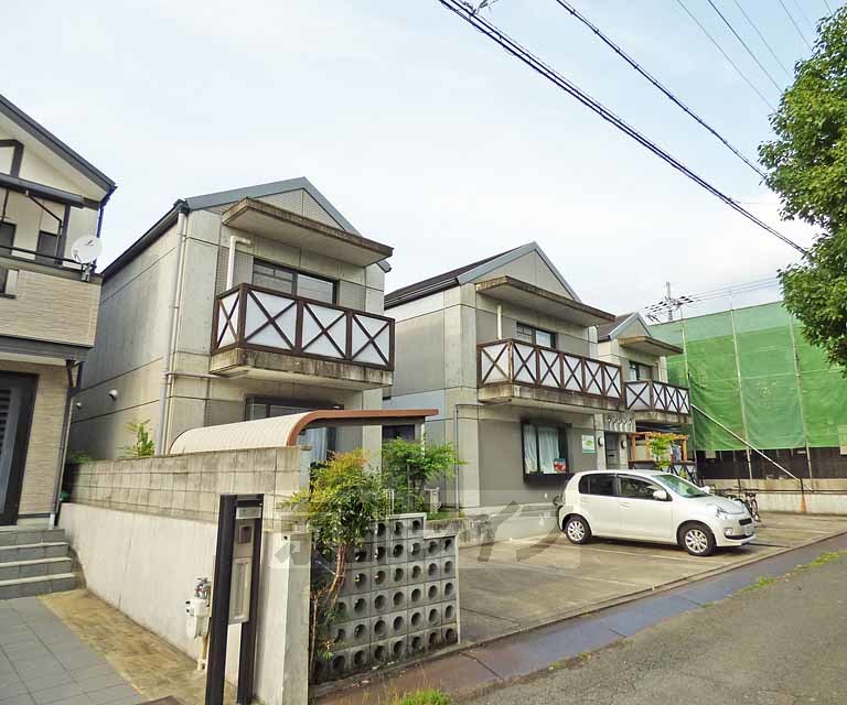 京都市左京区松ケ崎堂ノ上町のマンションの建物外観