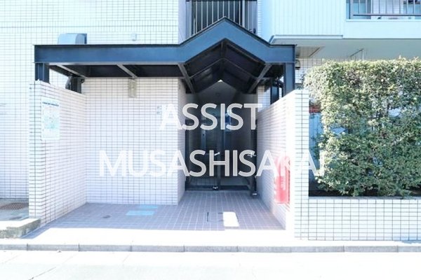 【三鷹市井口のマンションのエントランス】