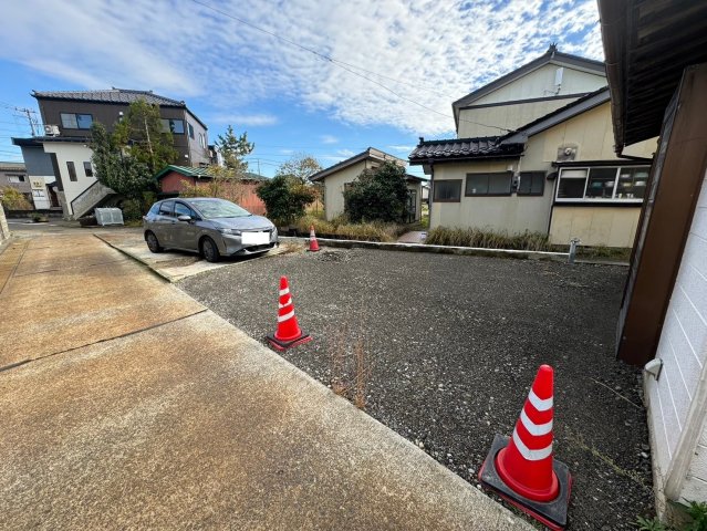 【春日ペット可レントハウスの駐車場】