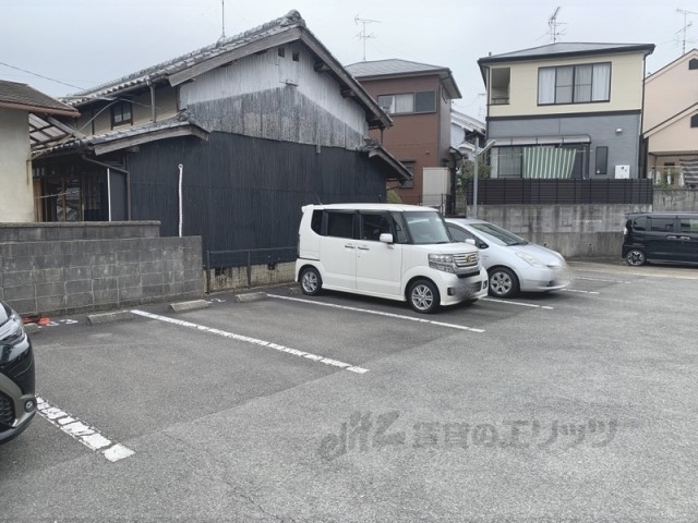 【フローラルヒルズの駐車場】