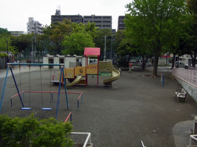 【横浜市西区浜松町のマンションの公園】