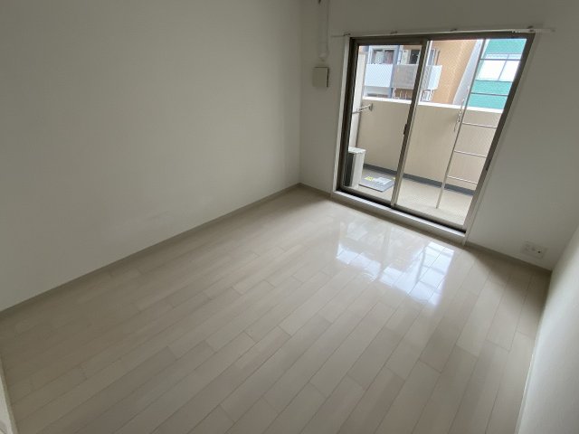 その他部屋・スペース　開放的な寝室です