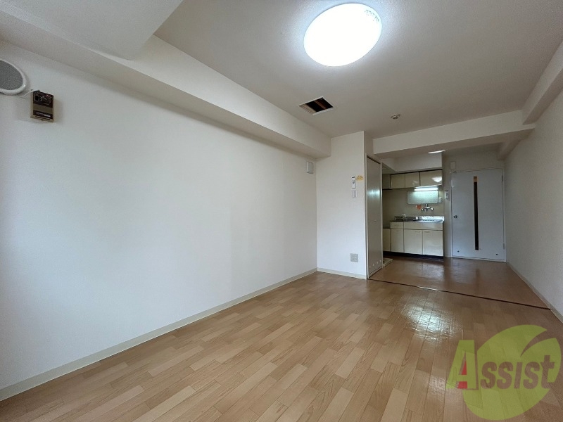 居室・リビング　木目のフローリングは落ち着きのある印象のお部屋になりますね。