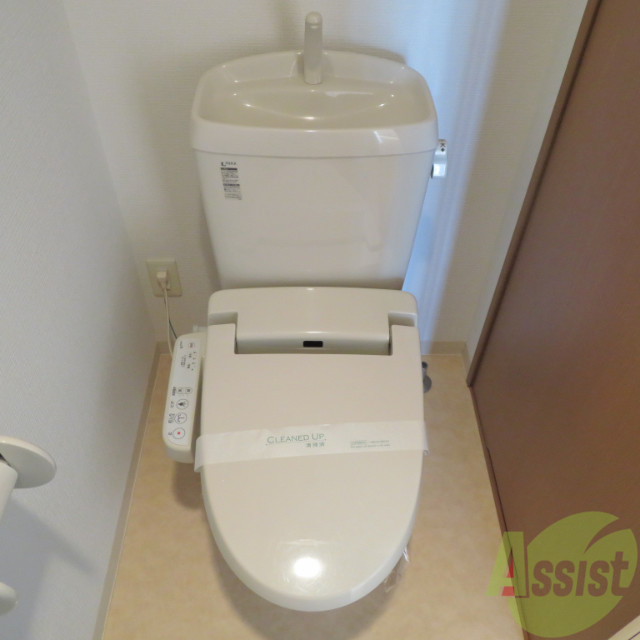 トイレ　人気のウォシュレットつきのトイレです。快適ですよ。