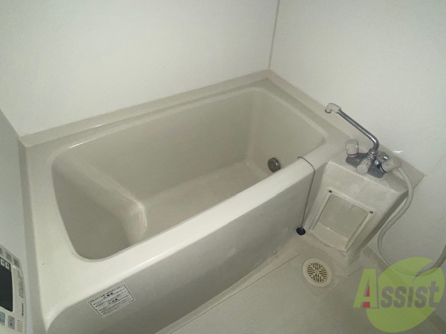 バス・シャワールーム　お風呂です。追い炊き機能が付いていてありがたいですね。