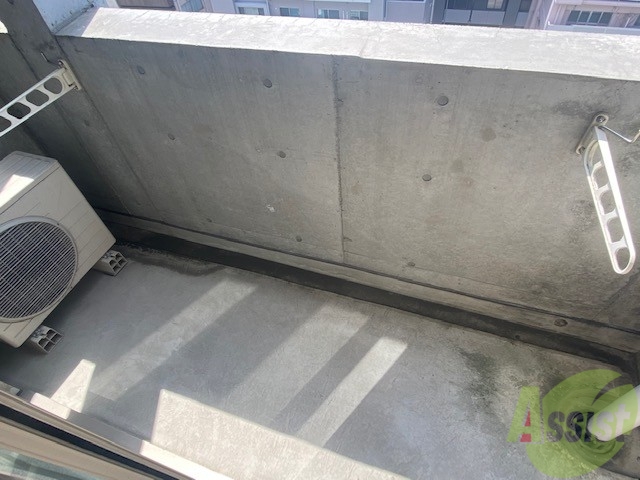 バルコニー　ちょっと広めのバルコニーです。陽もよく当たりますね。