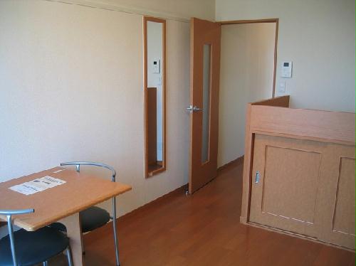 その他　写真は1Ｆ居室。2Ｆはカーペット。