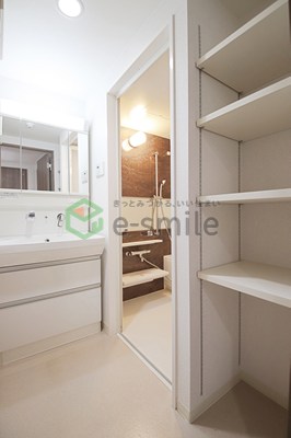 洗面設備　ゆったりとスペースのある洗面所