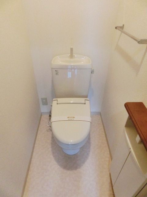 トイレ　温水洗浄機能付きのトイレです。