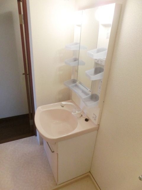 洗面設備　便利な独立洗面台ございます。