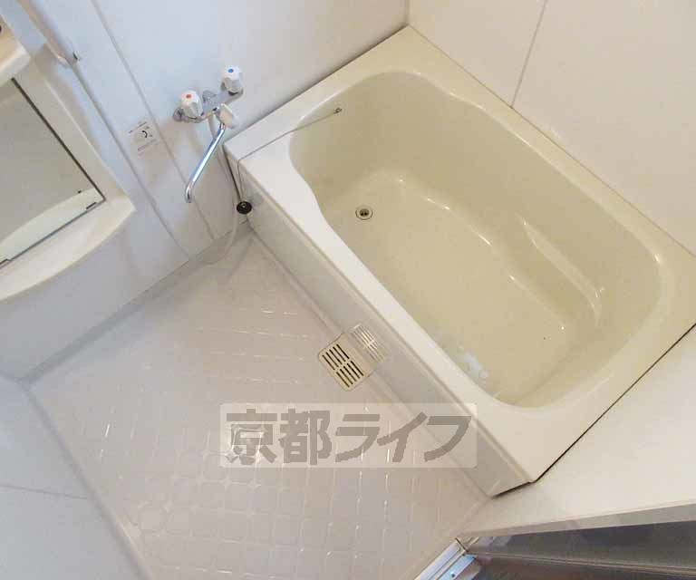 バス・シャワールーム　浴槽が広いのでゆったり浸かれそうです