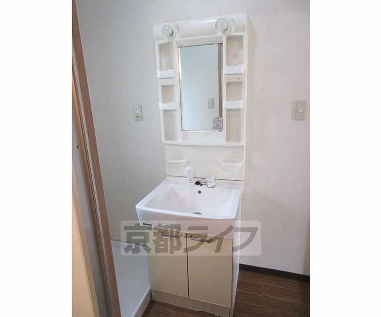 洗面設備　両サイドには収納スペースもあります！