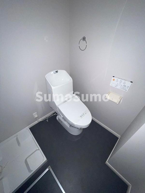 トイレ　落ち着いた色調のトイレです