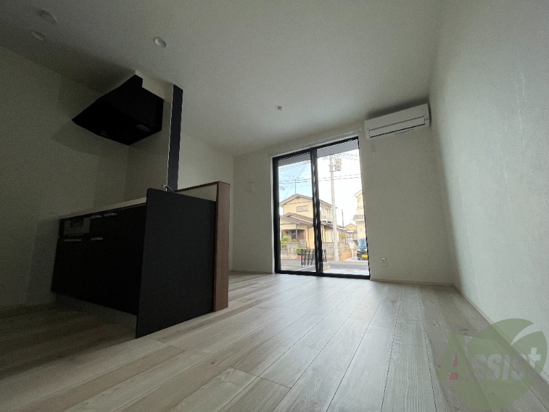 居室・リビング　９帖のリビングは広くて家具のレイアウトも迷いますね