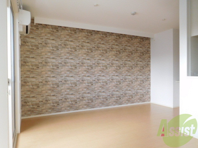 居室・リビング　壁一面のみアクセントクロスでお洒落です