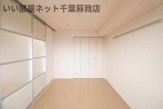 その他部屋・スペース　開放的な寝室です