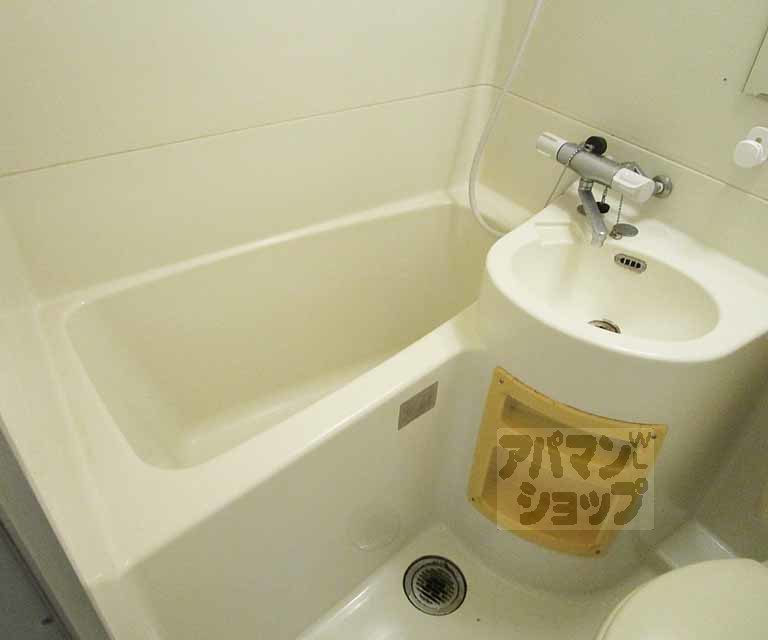 バス・シャワールーム　３０３号室の写真です。