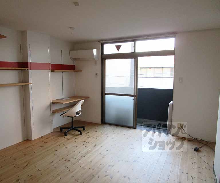 居室・リビング　３０３号室の写真です。