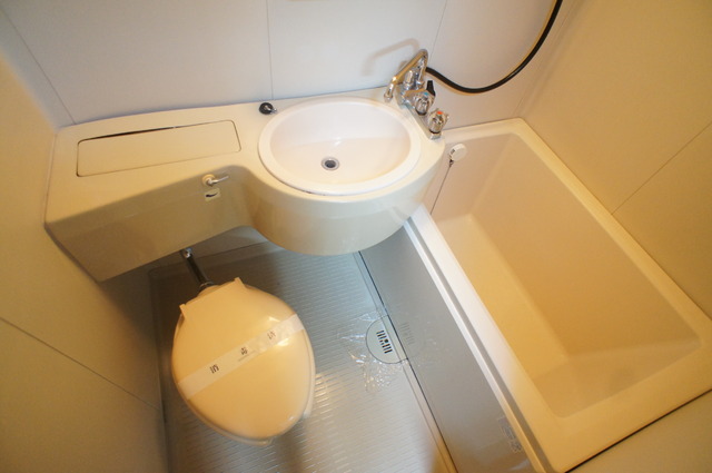 バス・シャワールーム　丸洗いできてお掃除らくらくの３点ユニットバスです！