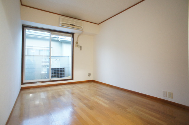 居室・リビング　室内は木の温もりが優しいフローリングです♪