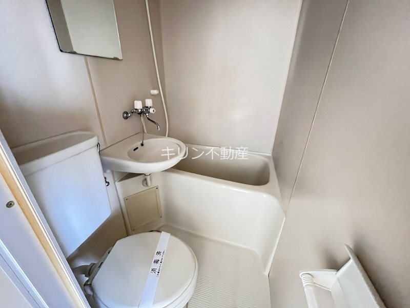 バス・シャワールーム　同建会社同モデル。床材及び建具の色や設備等は実際の室内にてご