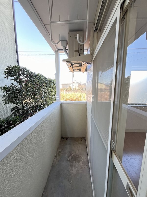 バルコニー　同建会社同モデル。床材及び建具の色や設備等は実際の室内にてご