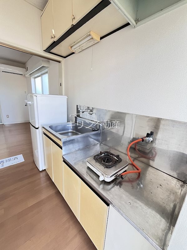 キッチン　同建会社同モデル。床材及び建具の色や設備等は実際の室内にてご