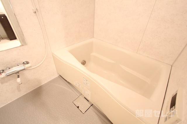 バス・シャワールーム　ゆったりバスルームです