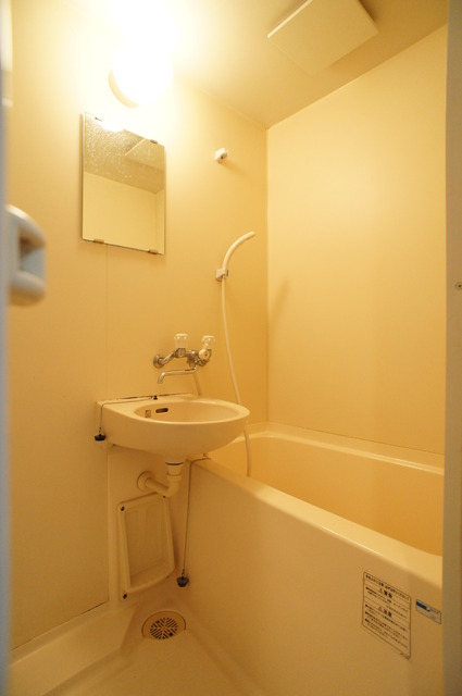 バス・シャワールーム　バストイレ別なので、ゆったりお風呂にもつかれますね♪